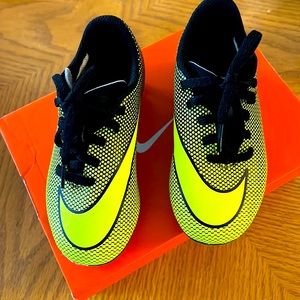 NIKE JR BRAVATA II FG BOYS BLACK GREEN ATHLETIC SOCCER CLEATS size 10 C